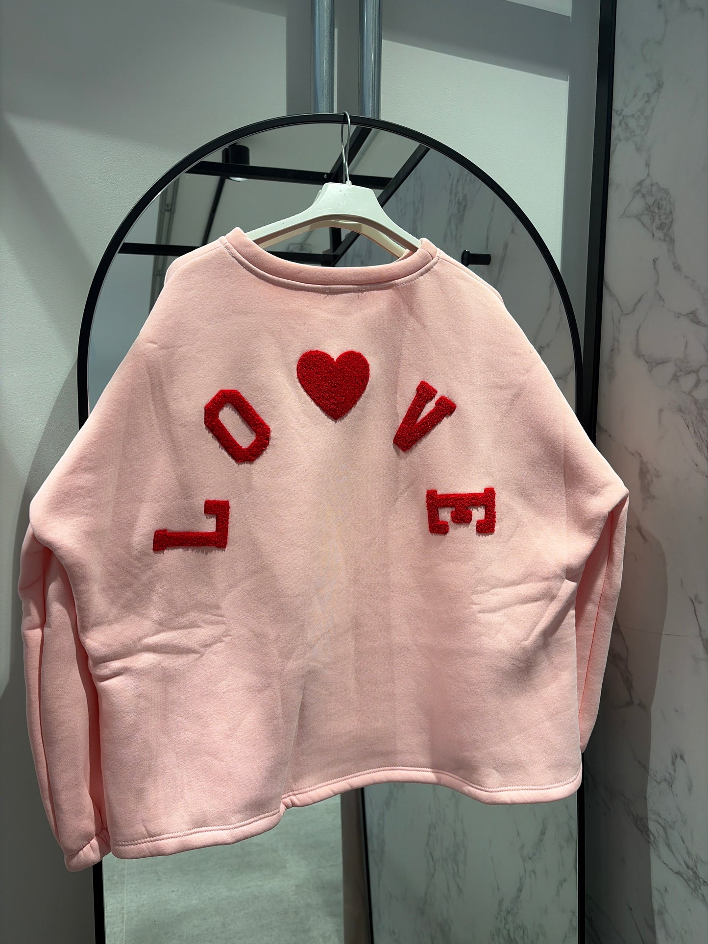 LOVE Oversized Sweatshirt — Roze | Rood Hart & Letters op de Rug