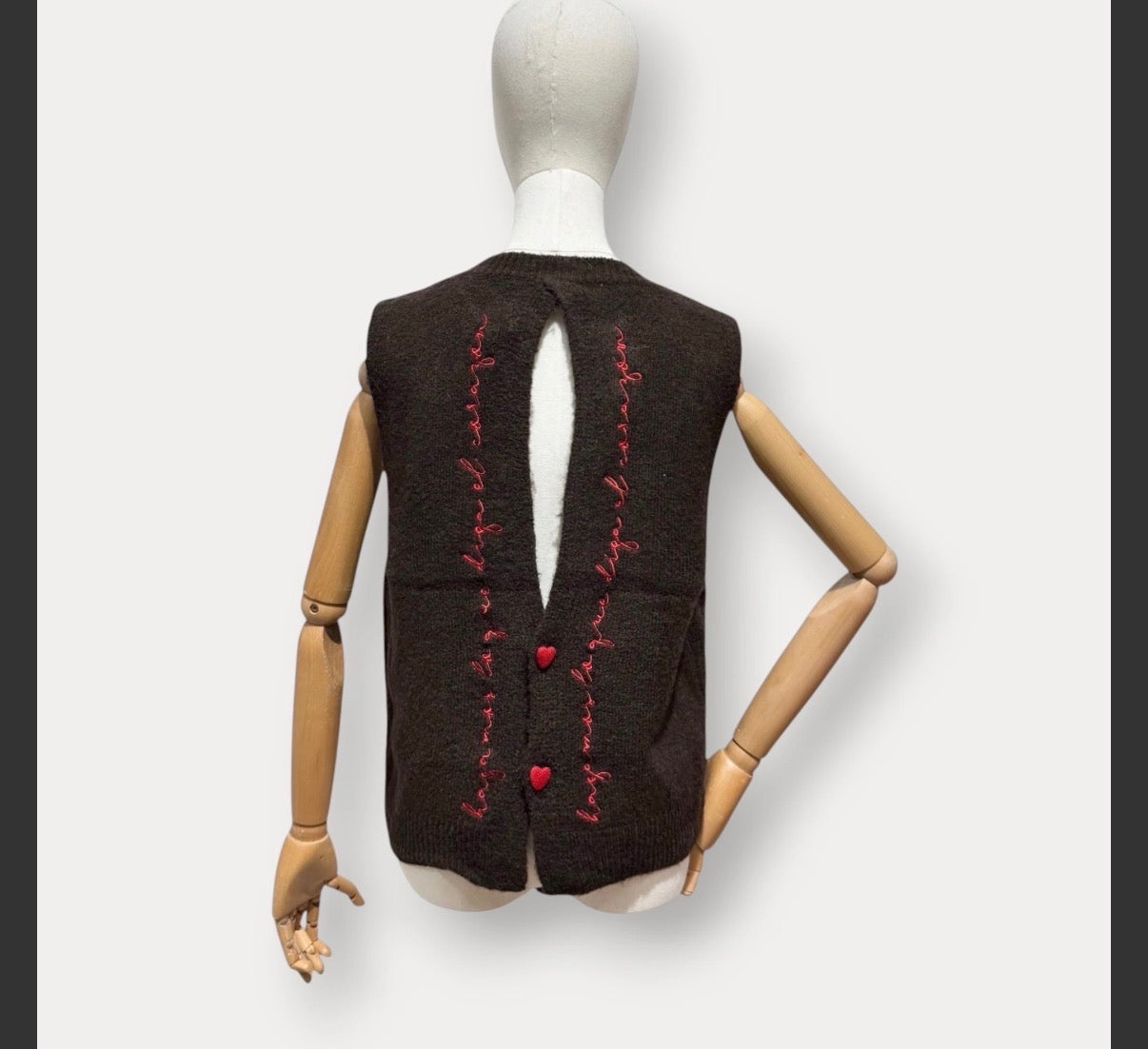 L'essentiel Sleeveless Sweater with Back Embroidery and Heart-Shaped Button Opening PRE-SALE NEW COLLECTION