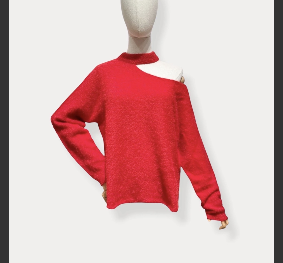 L'essentiel Asymmetrical long-sleeve sweater with shoulder cut-out in solid fluffy PRE-SALE NEW COLLECTION