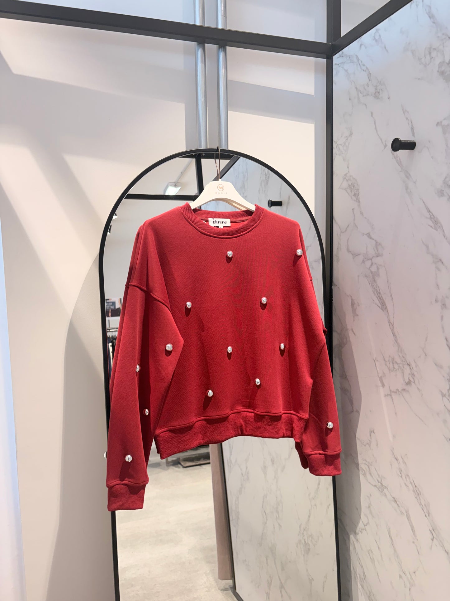 Sweater Gimme — Rood met Gouden Parel Studs