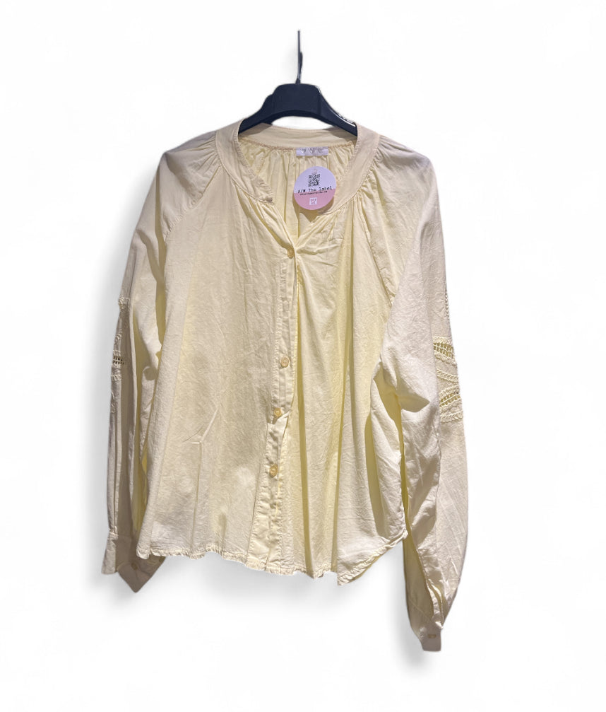 gele blouse met speciale mouwtjes