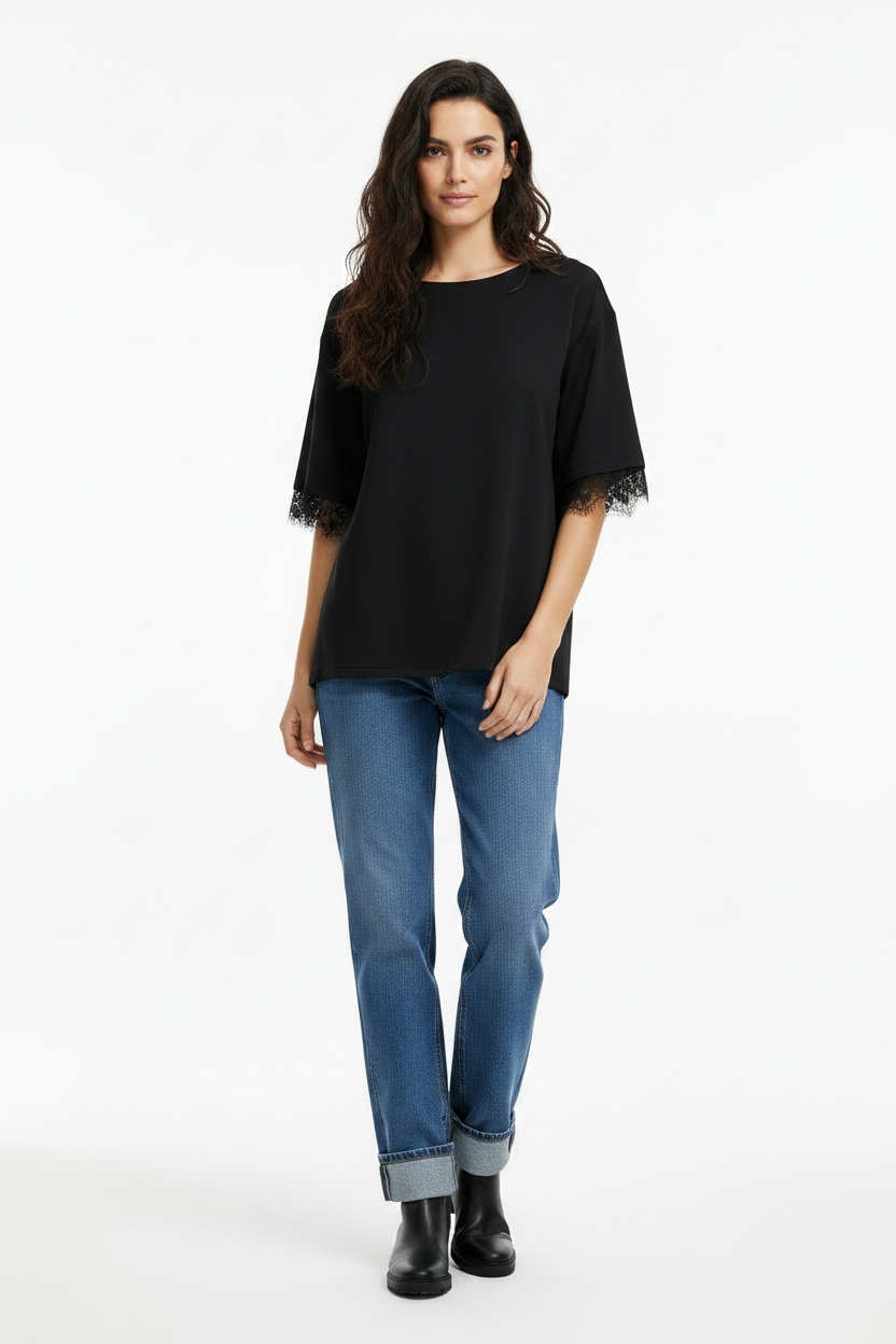 Model draagt de L'Essentiel Blouse in zwart met kantdetails
