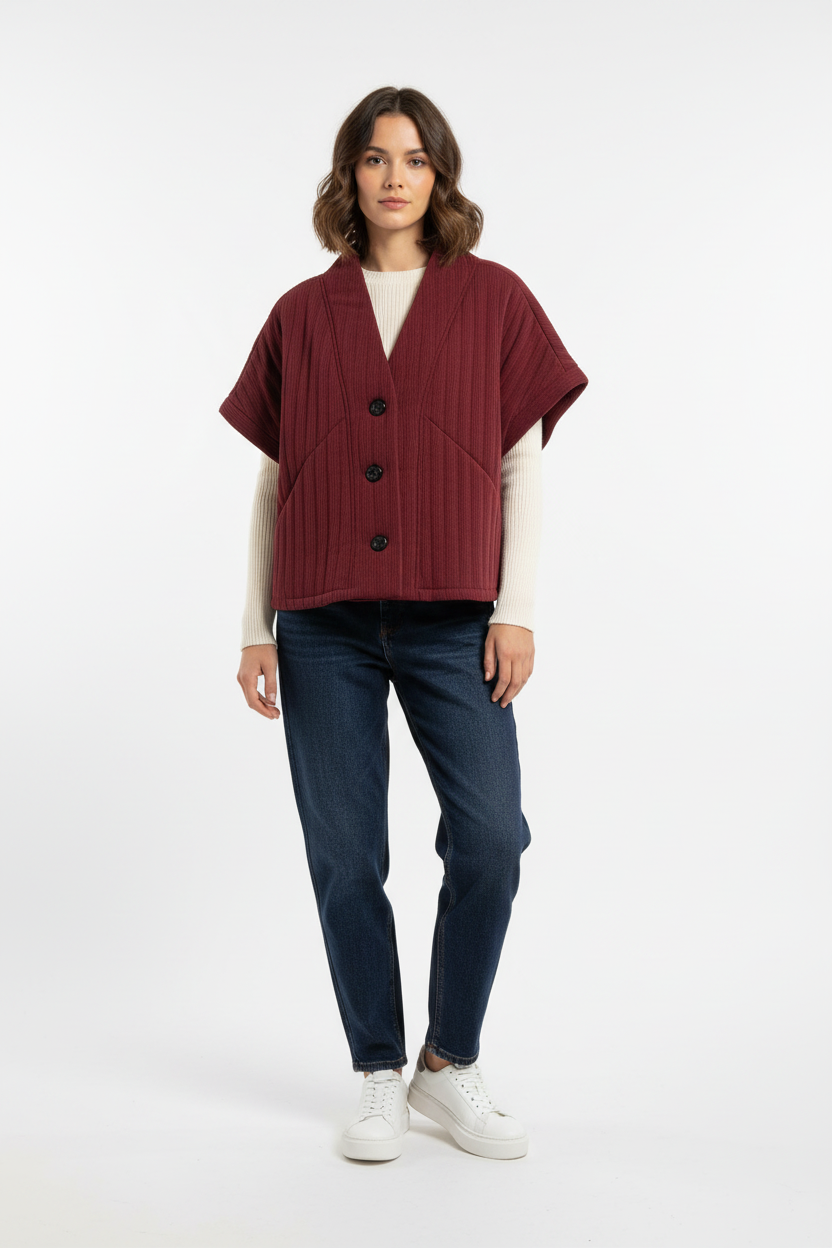 Model draagt Just Woman bodywarmer - casual look