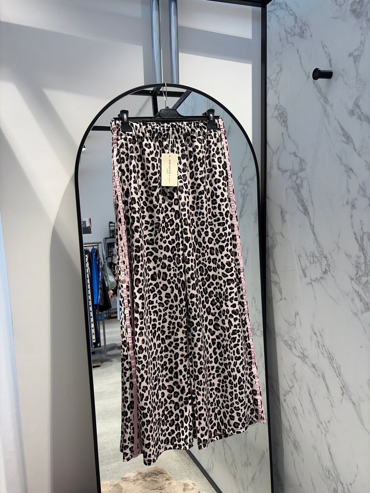 Wide Leg Broek Amy&Clo — Luipaardprint met Roze Streep