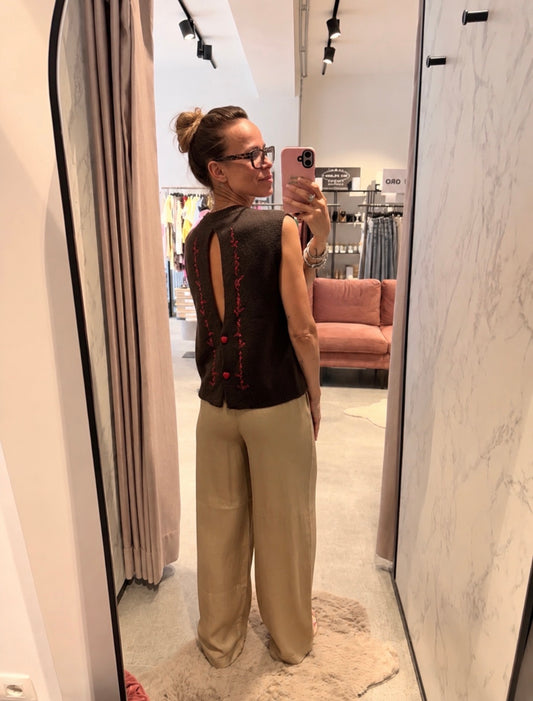 L'essentiel Sleeveless Sweater with Back Embroidery and Heart-Shaped Button Opening PRE-SALE NEW COLLECTION