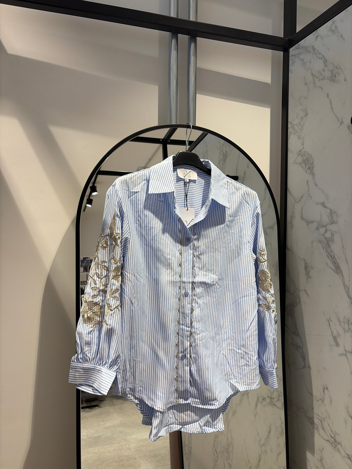 Blouse JS Millenium - Lichtblauw Gestreept Gouden Borduursel
