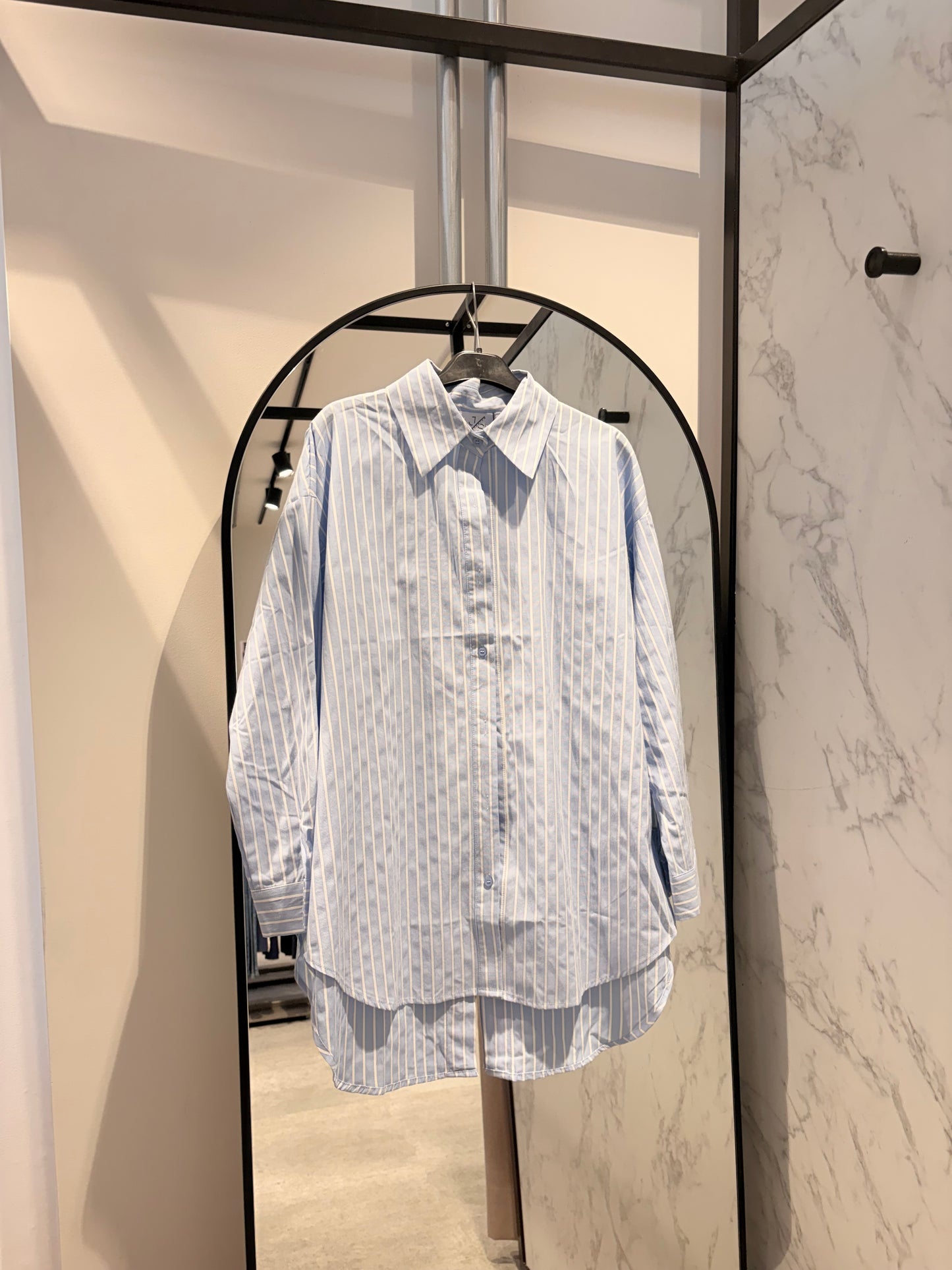 Blouse JS Millenium — Lichtblauw Oversized met Witte Strepen
