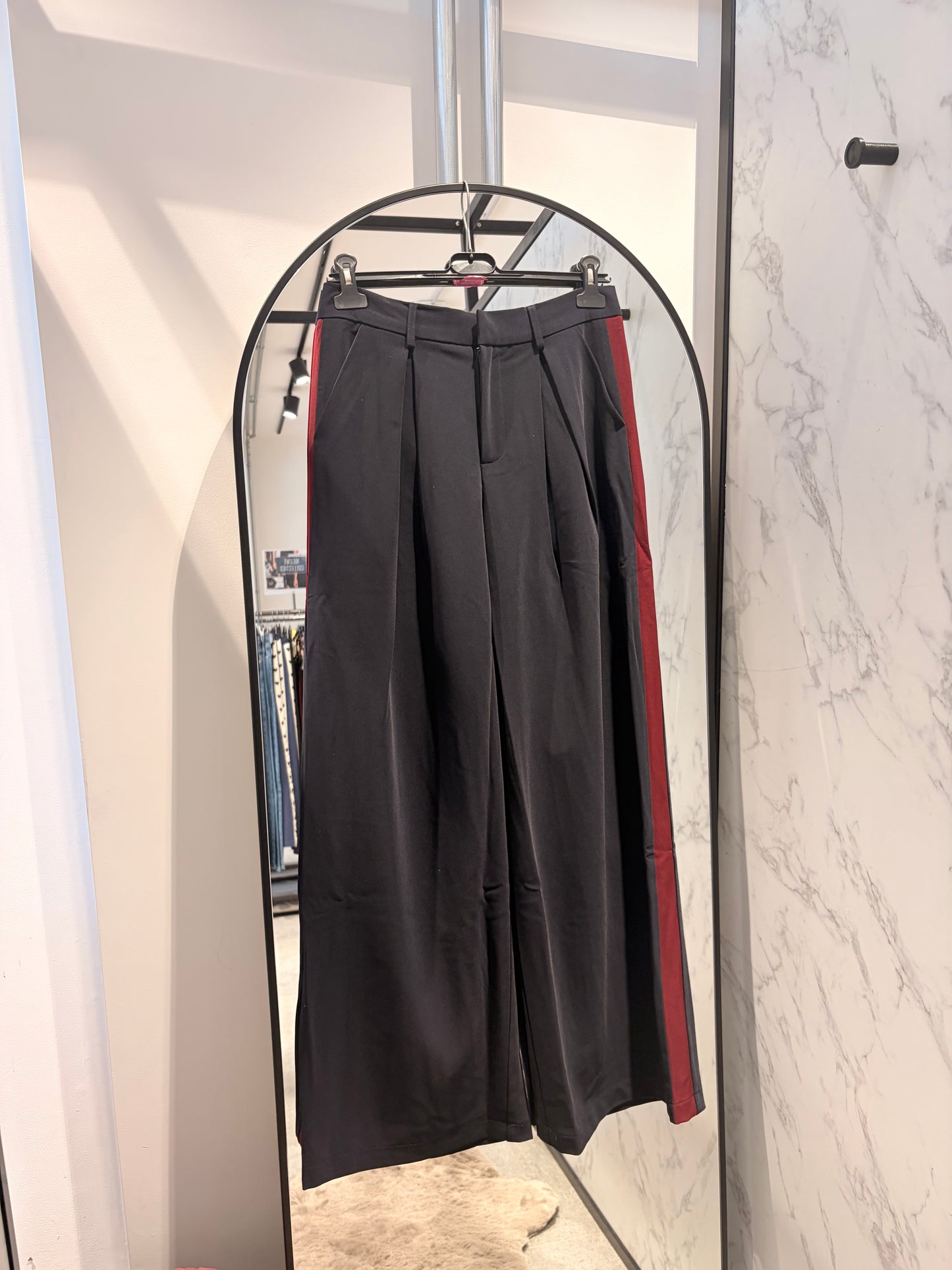 Pantalon Elli White — Zwart met Rode Zijstreep