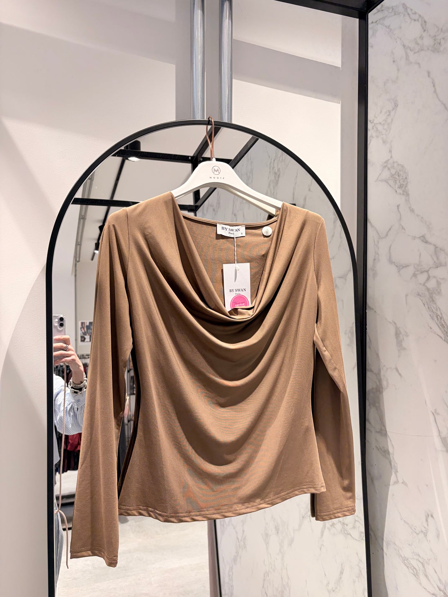 Top By Swan - Camel Cowl Hals Gouden Knoop