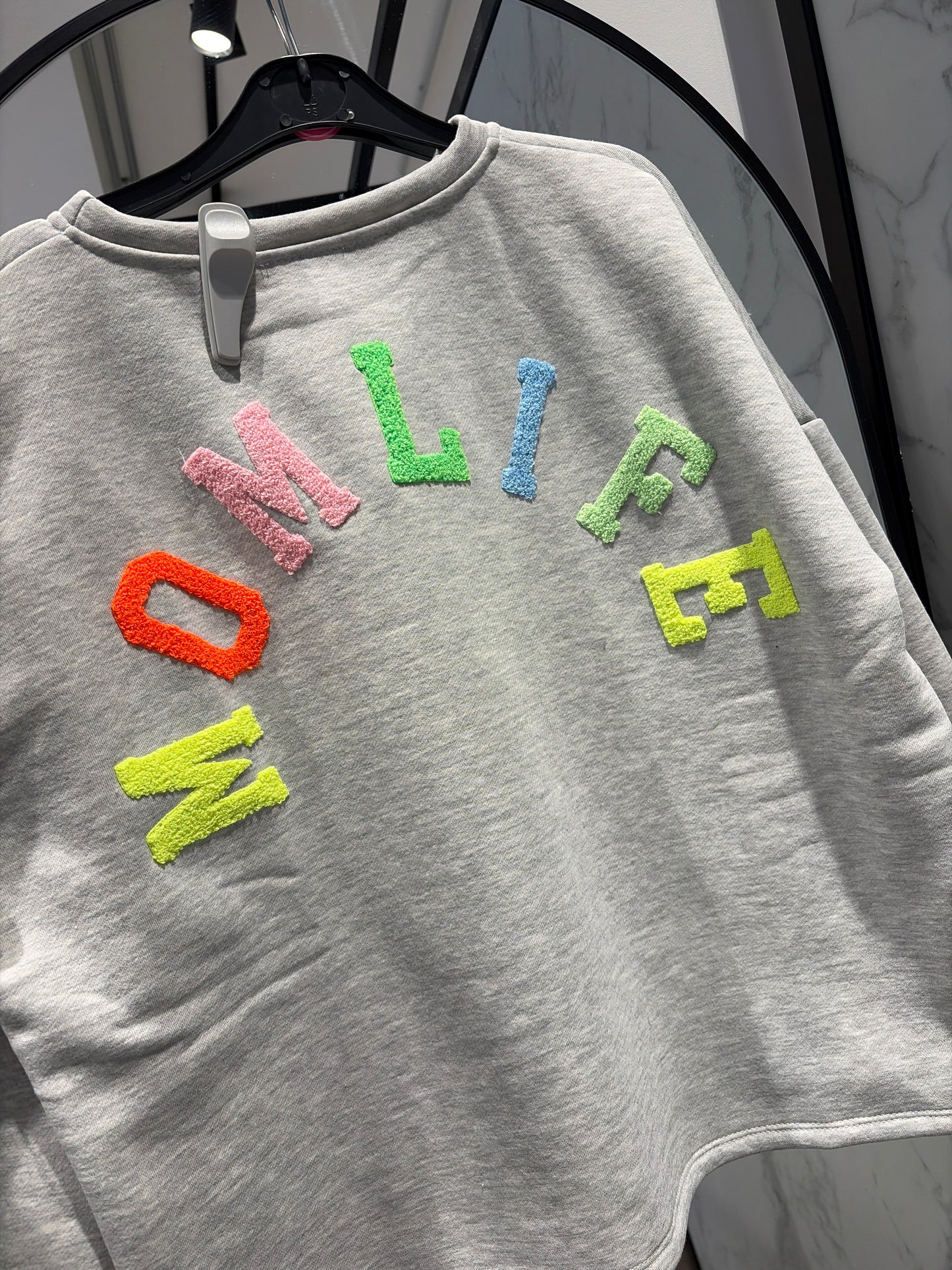 MOMLIFE Oversized Sweatshirt — Grijs met Multicolor Letters
