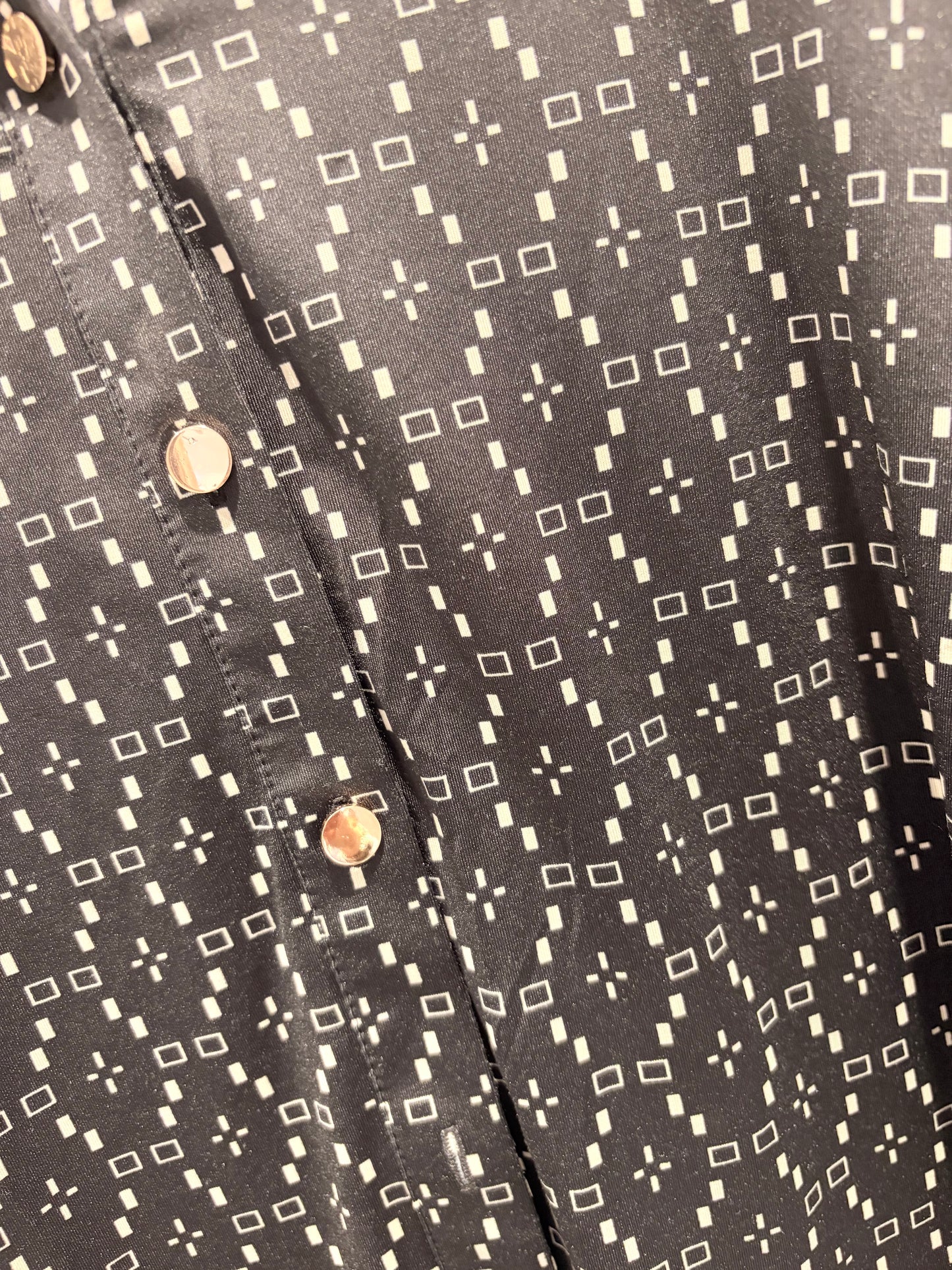 Blouse By Swan - Zwart Geometrisch Monogram Print