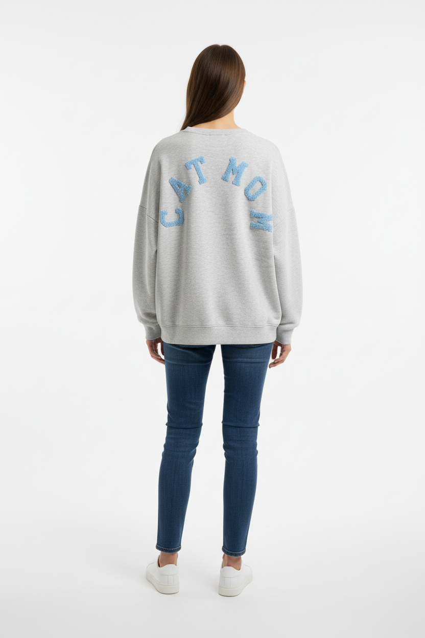 CATMOM sweatshirt lichtblauw achterkant op model