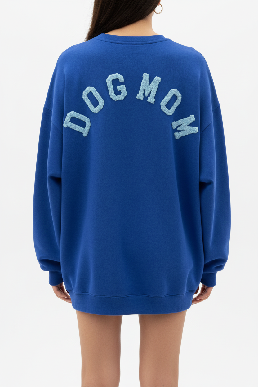 DOGMOM sweatshirt blauw op model