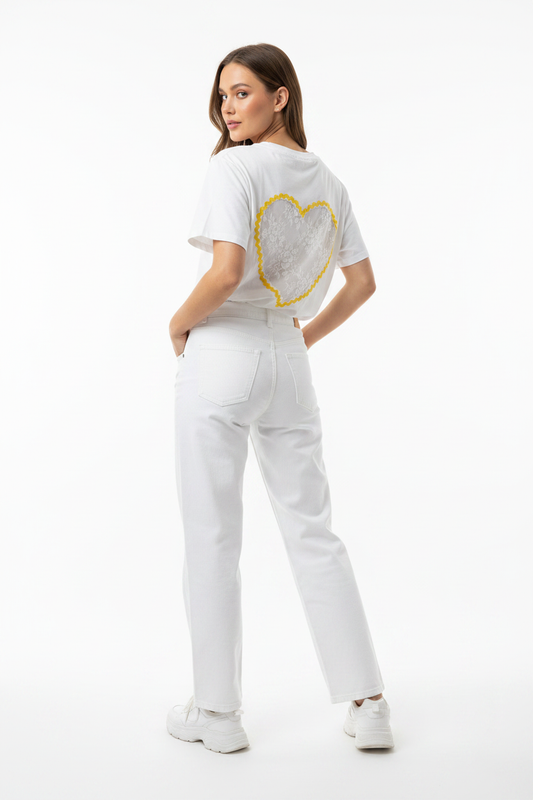 Model draagt het Shirt Version Feminin met geel kanten hartprint op de rug