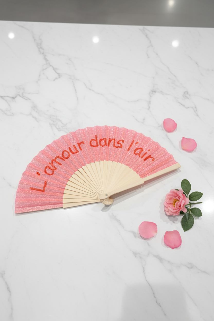 Roze glitterwaaier L'amour dans l'air met rode tekst en bamboe handvat
