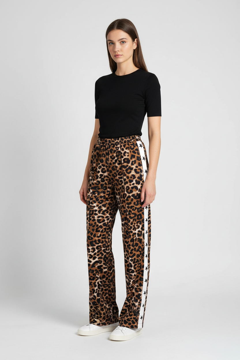 Model draagt wild leopard pants met strepen - andere hoek