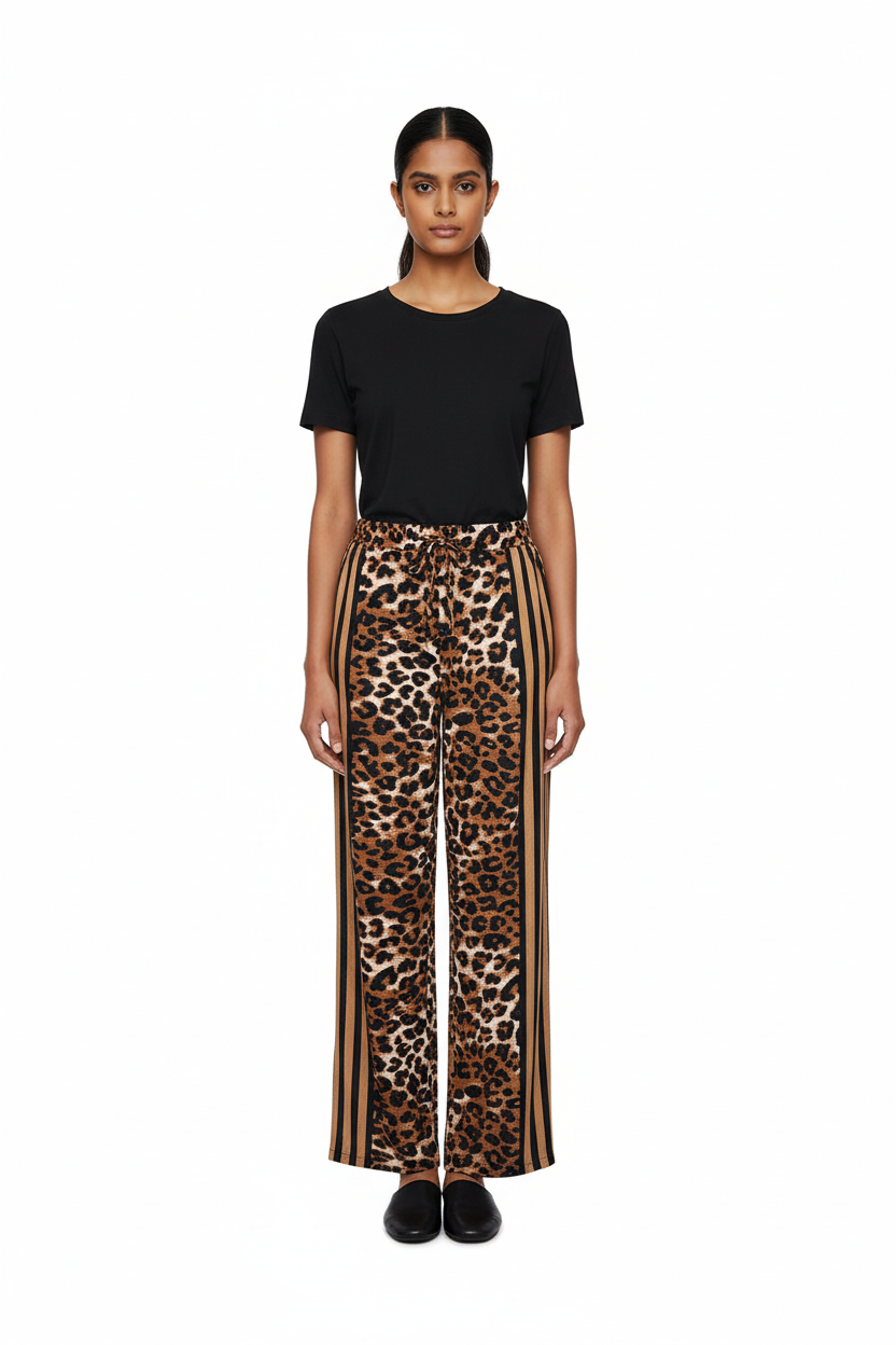 Model draagt wild leopard trousers - volledige weergave print mix