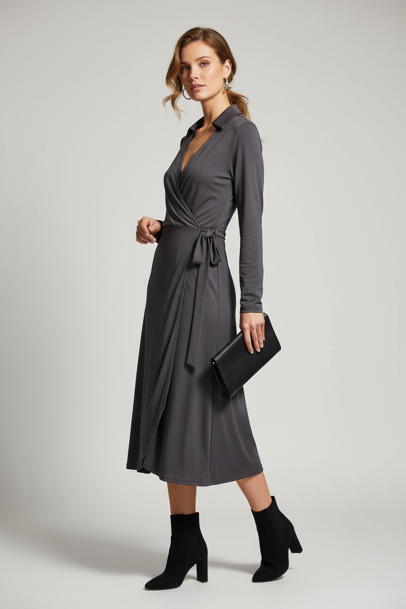 Model draagt &co woman lessy jurk - stijlvolle outfit