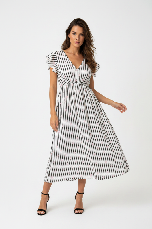 Model in zwart-wit gestreept zomerkleedje Times Love met roze hartjesprint en vlindermouwtjes