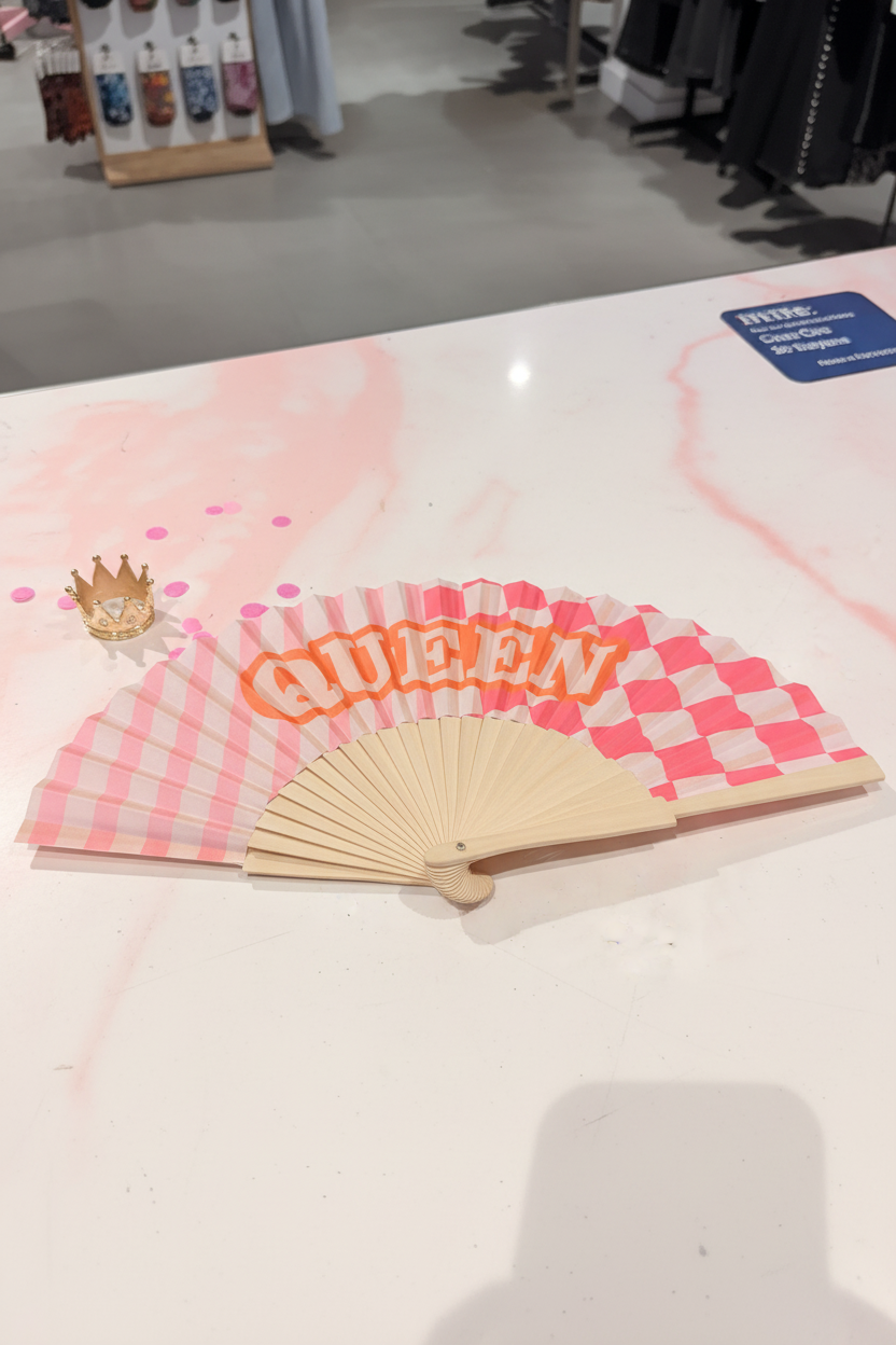 Roze waaier Queen met strepen en dambordpatroon en oranje retro tekst en bamboe handvat
