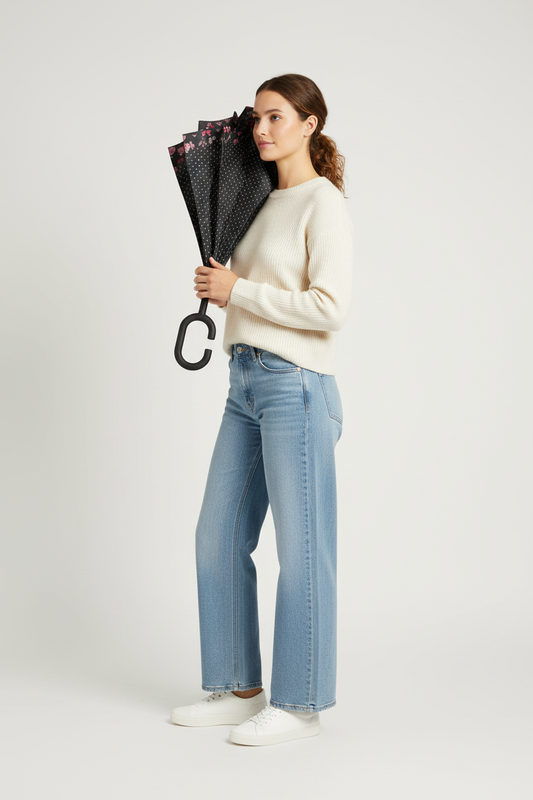 Model met paraplu vlinders