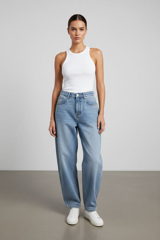 Model draagt lichtblauwe balloon jeans broek Just Woman