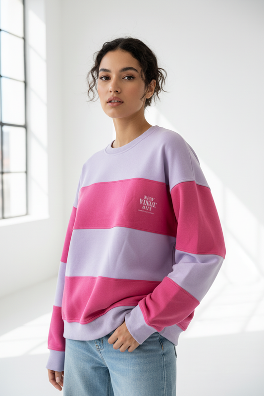 Model draagt lila en roze gestreepte oversized sweater Gimme New York City