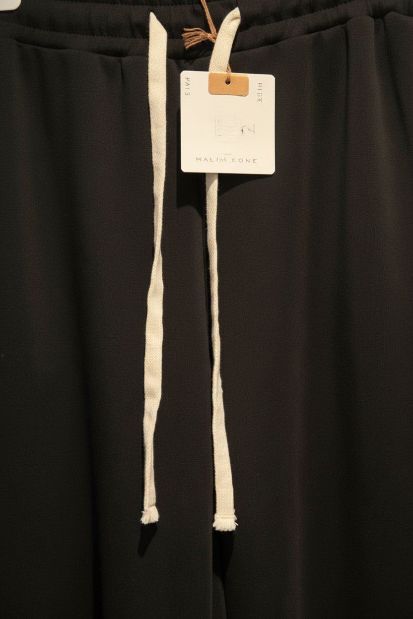 Sportieve broek brede pijp - close-up detail wide-leg silhouet