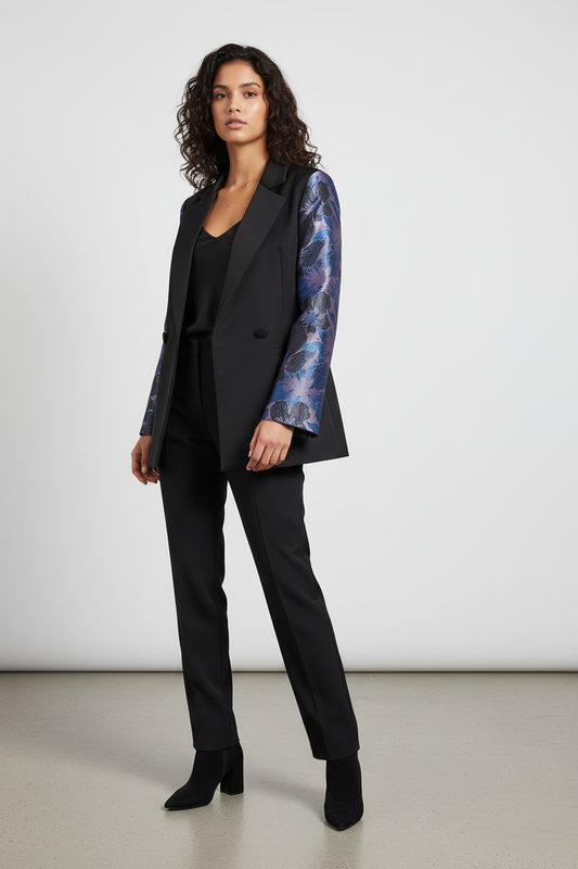 Model draagt Gimme blazer met jacquard mouwen - detail