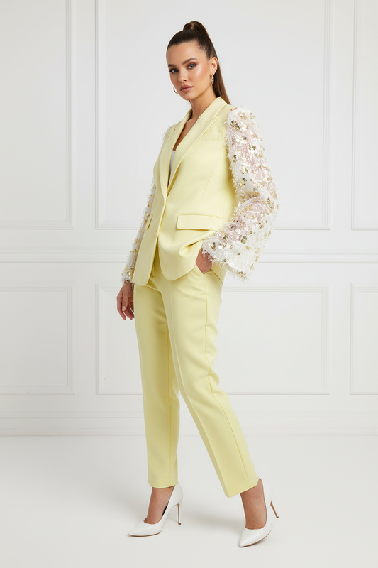 Model draagt Gimme fluffy sparkle blazer yellow - stijlvol