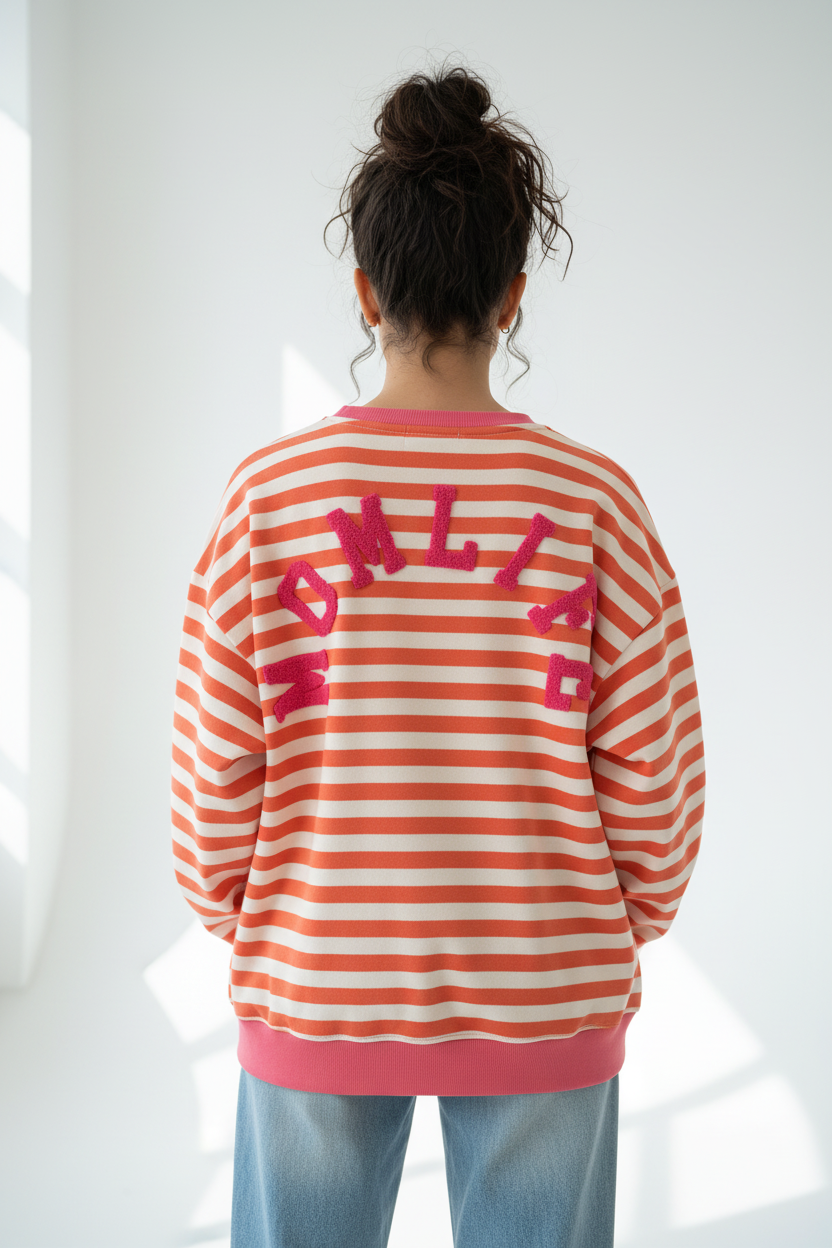 Model draagt oranje gestreepte MOMLIFE oversized sweatshirt van achteren
