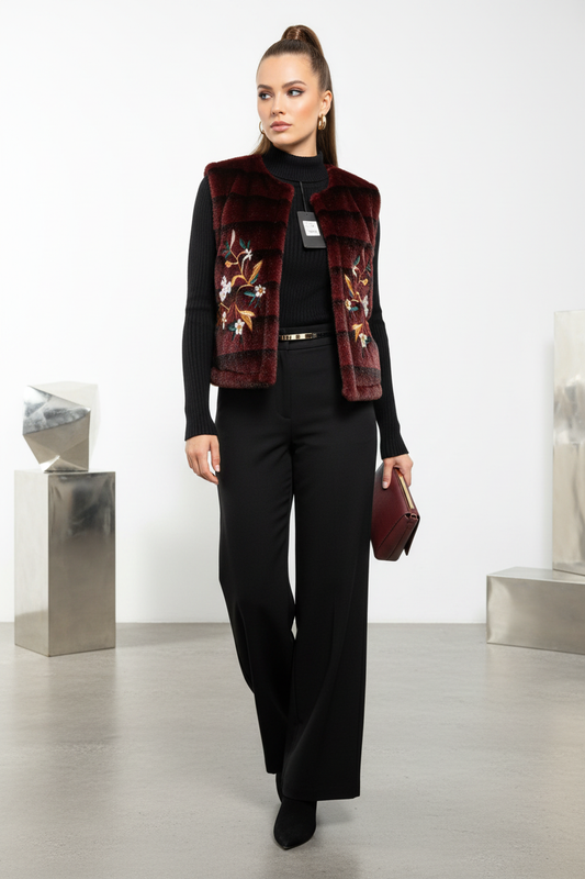 Model draagt Just Woman bordeaux bodywarmer - elegante outfit