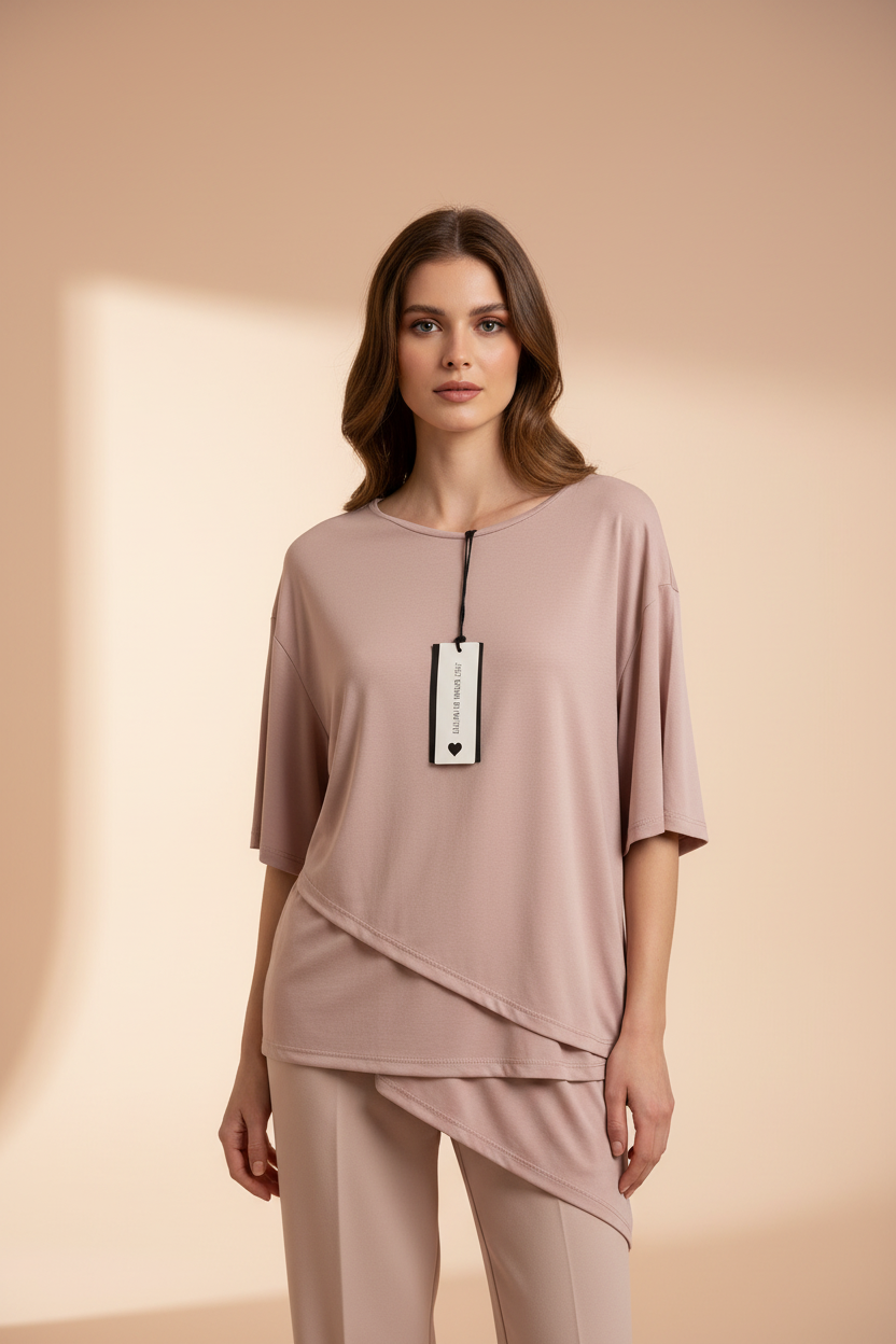 Model in Top Just Woman - editorial stijl