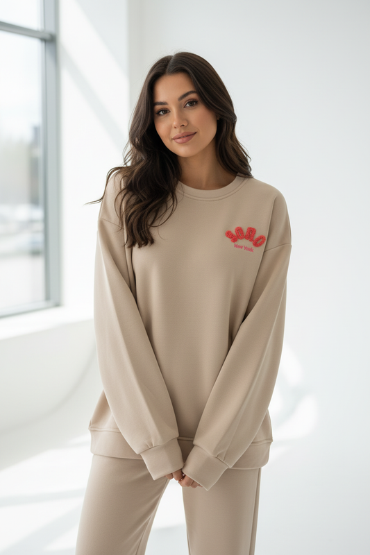 Model draagt crème oversized Soho sweater Youpassion met rood New York logo