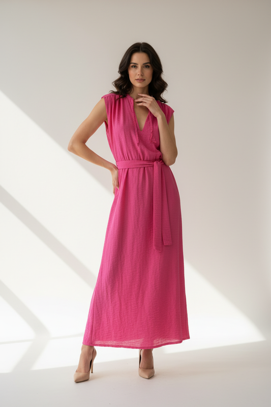 Model in fuchsia maxi-jurk Just Woman met crinkle textuur, V-hals en strikceintuur, gestileerd met nude hakken