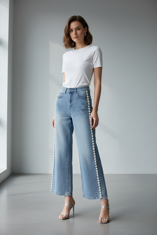 Model in lichtblauwe wide-leg jeans Ad'oro Fancy met pareldetails langs de zijnaden, gestileerd met wit topje