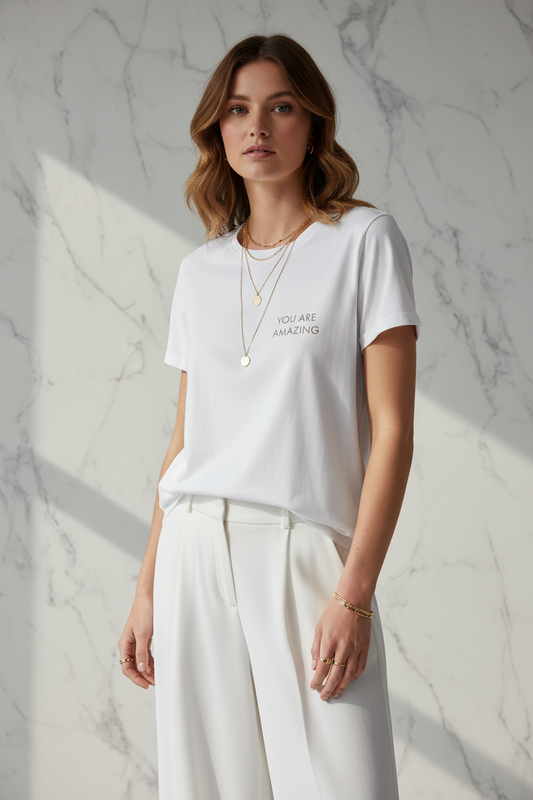 Model in T-shirt You Are Amazing wit met taupe tekst — editorial stijl