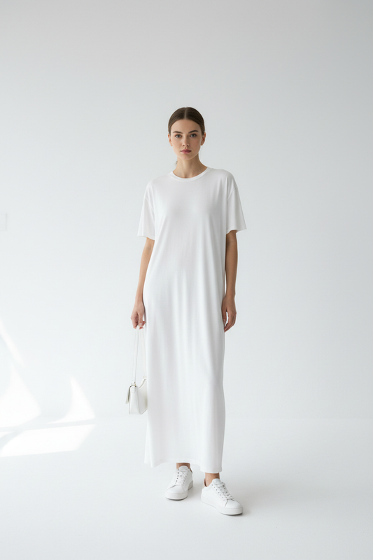 Model in wit oversized maxi t-shirt jurk Just Woman, gestileerd met witte sneakers