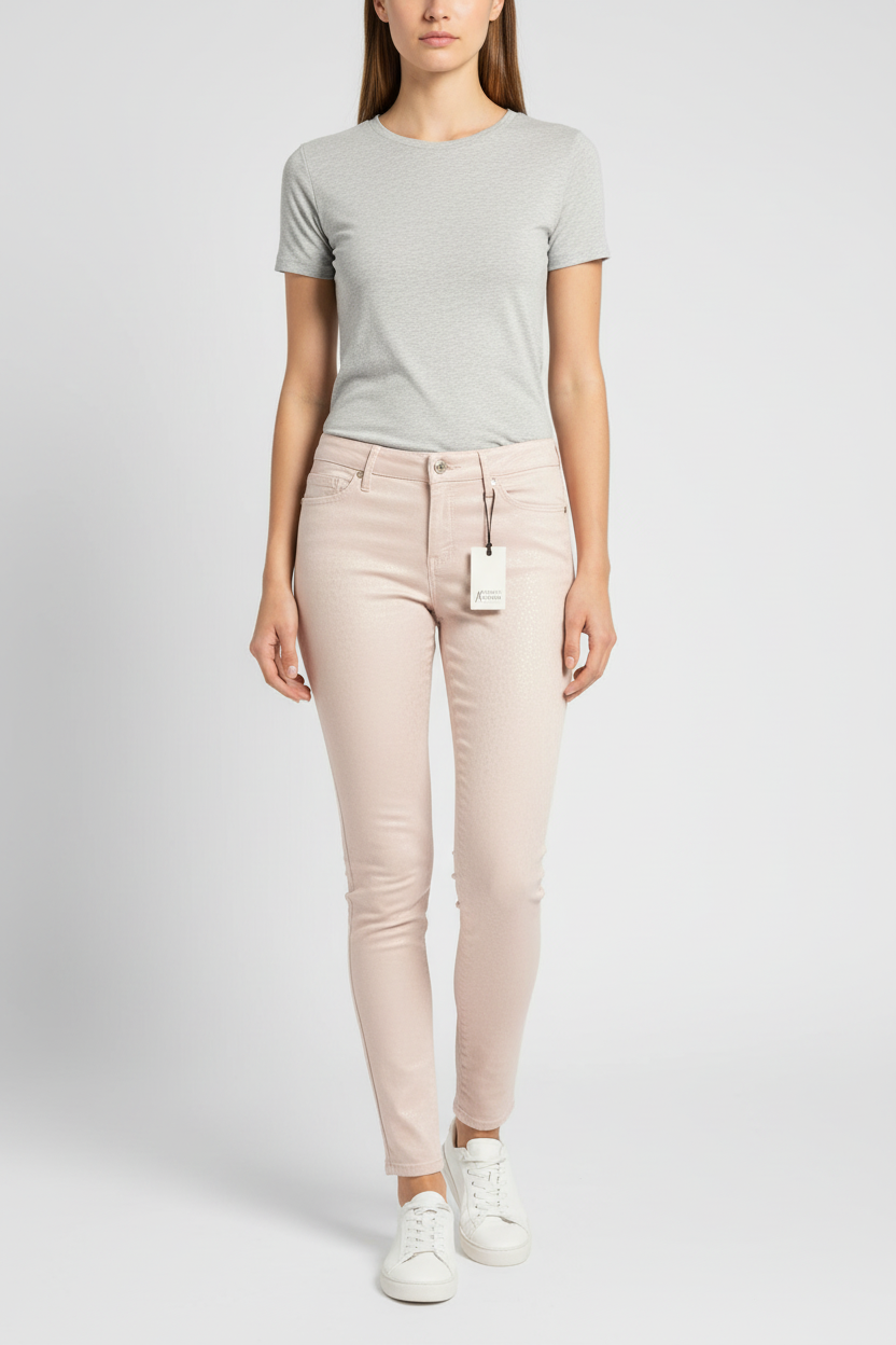 Model draagt Guess Marciano skinny broek - catalogusfoto
