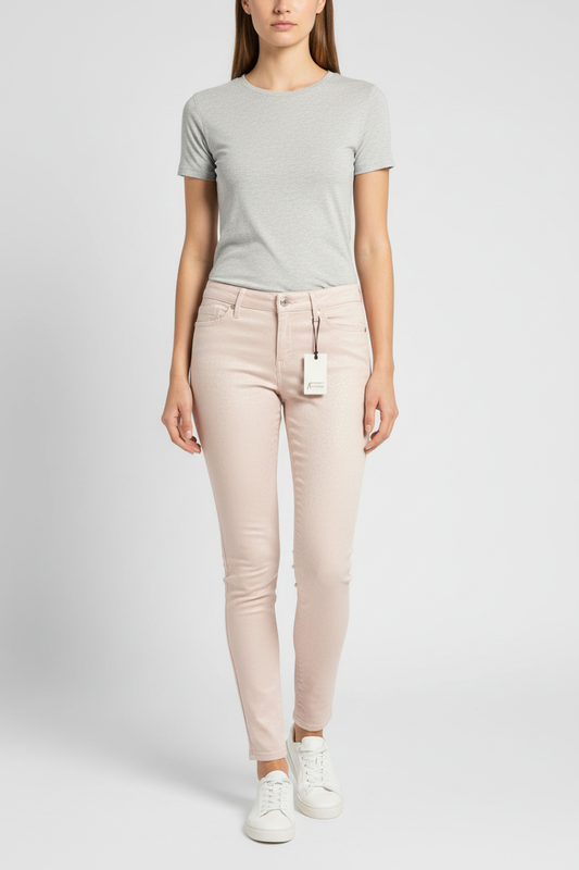 Model draagt Guess Marciano skinny broek - catalogusfoto