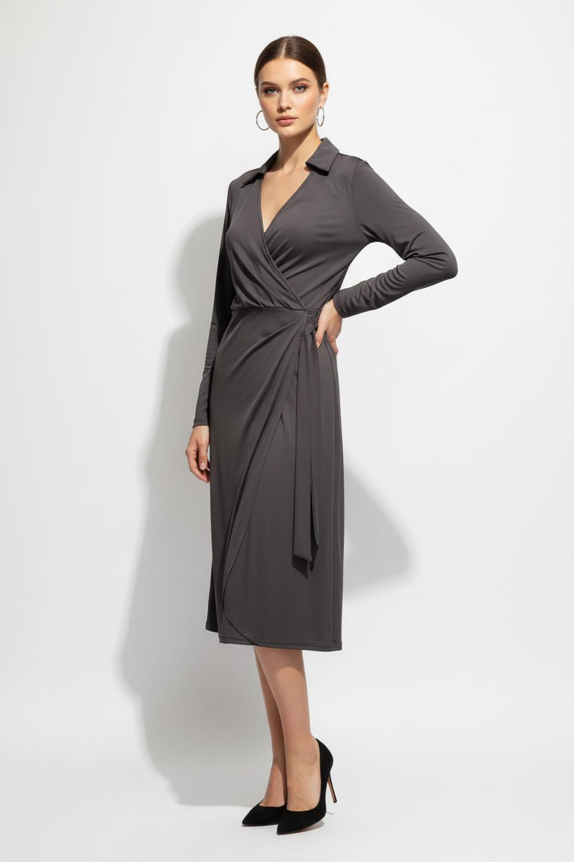 Model draagt &co woman lessy jurk - elegante look