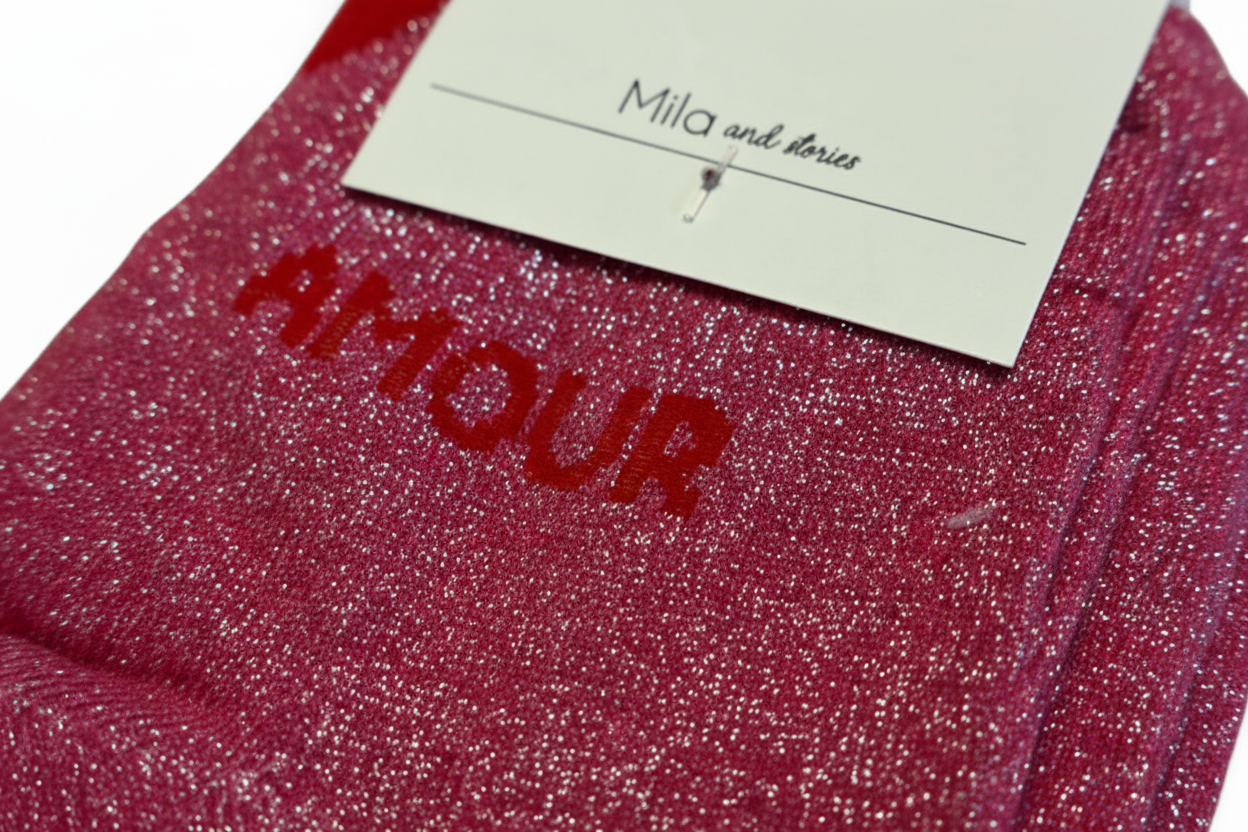 Close-up detail Amour korte glitter sokken roze zilver design