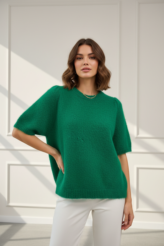 Model draagt de groene Top Ikoone & Bianca