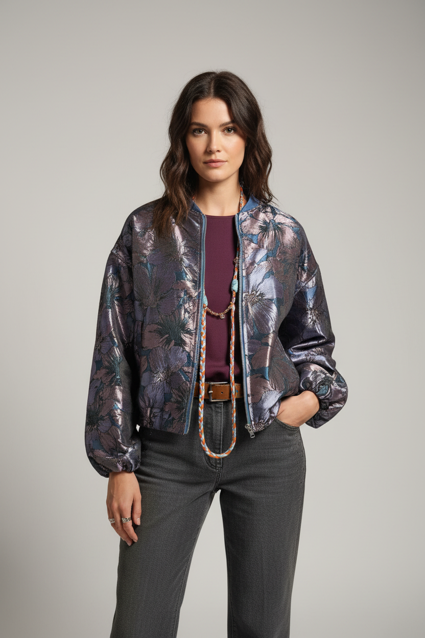 Model draagt Gimme jacquard jacket met bloemenpatroon - elegante look