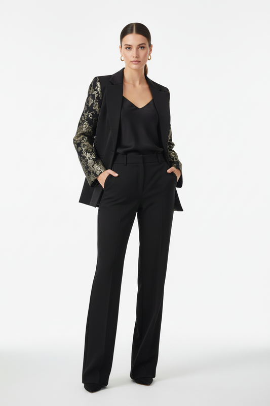 Model draagt festive blazer met jacquard mouwen - detail luxe patroon