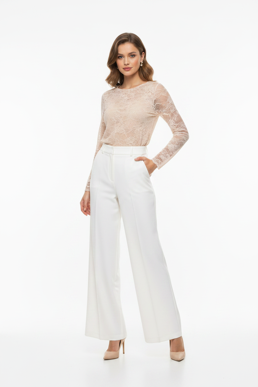 Model draagt de Top YouPassion Kant in beige met lange mouwen