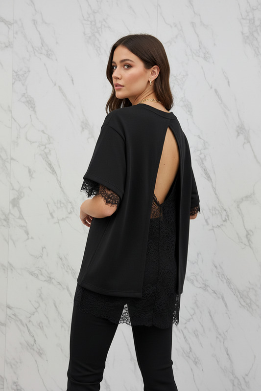 Model in Shirt L'Essentiel Noire zwart met zwart kant aan mouwen en open rug — editorial stijl