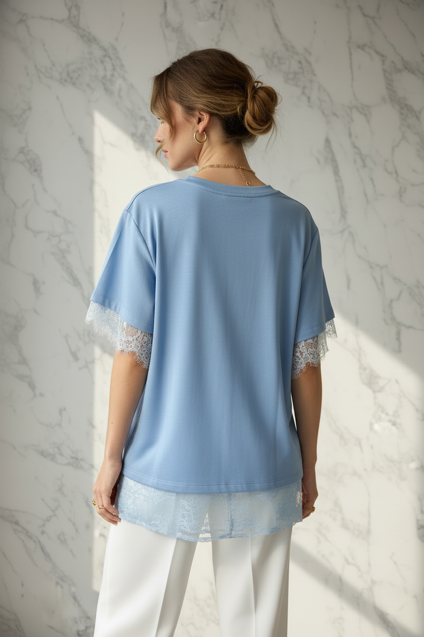 Model in Shirt L'Essentiel Blue lichtblauw met blauwe kant aan mouwen en rug — editorial stijl