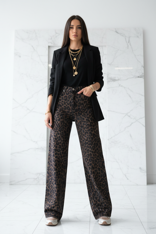Jeans Ad'oro Panther — panterprint wide-leg jeans met glitter gedragen door model met zwarte blazer
