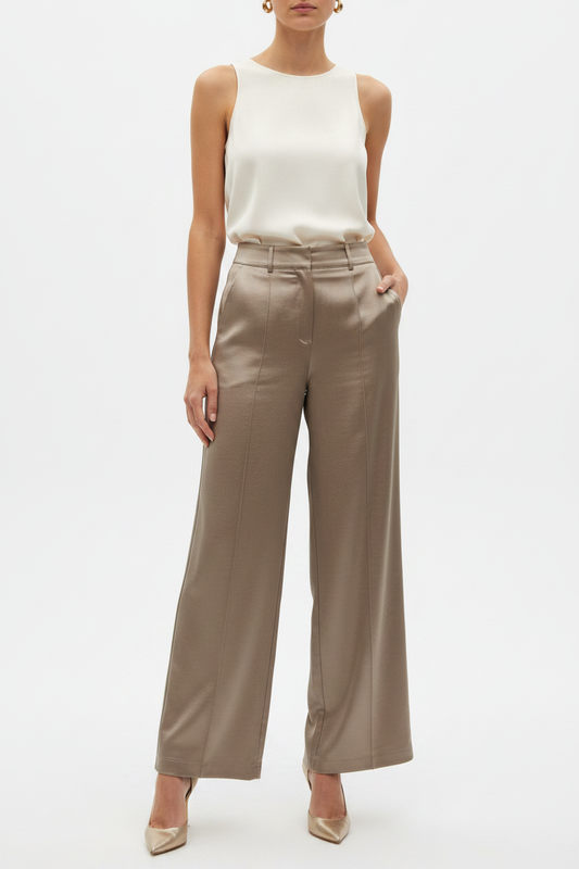 Model draagt goudbeige wide-leg broek C&S